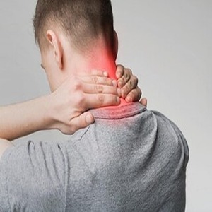 8 نشانه_ای که ممکن است به دیسک گردن مبتلا شده باشید و درمان قطعی